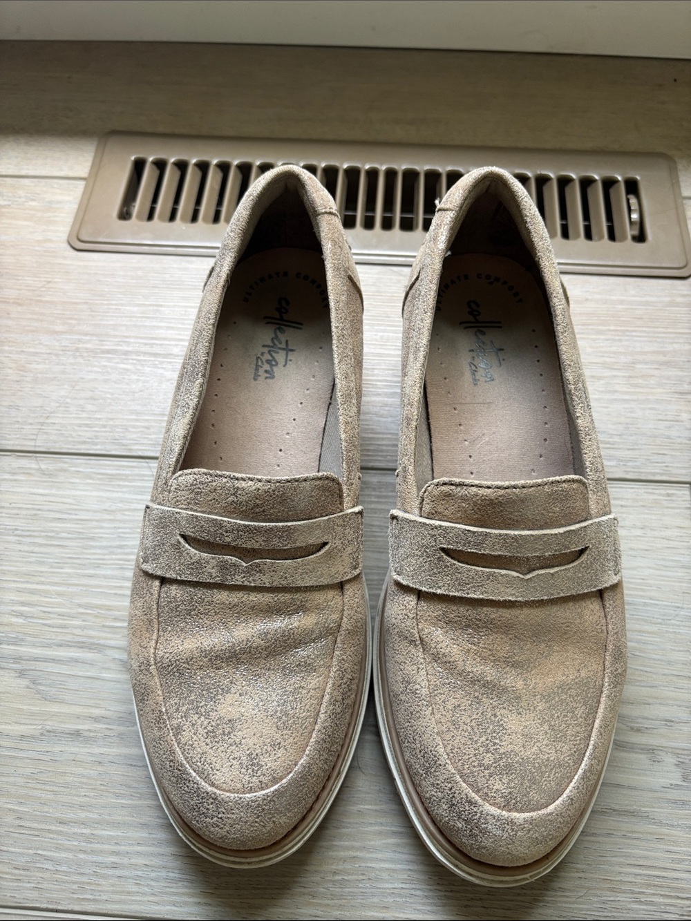Clark’s loafers size 7 gold